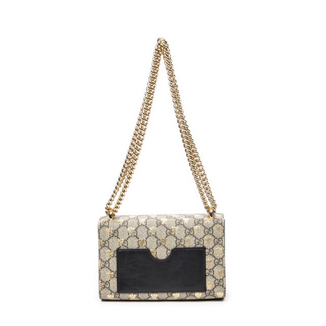 Gucci Tassen Small Padlock Chain Crossbody  Schoudertas in de Beige/Goud Gecoat canvas in de Goud  hardware. Het product is in In Uitstekende Staat (A).
  Afmetingen: 20x13x7 cm 
  Inclusief accessoires: Dustbag; Box
      Conditie Notes: slight scuffs on exterior black leather; stains on interior lining; slight scuffs and discoloration on interior flap
  BrandCo Paris vindt zeldzame artikelen in de beste staat voor ongelooflijke prijzen. Het is de moeite waard om geduldig te zijn! Koop met vertrouwen: alle artikelen van BrandCo Paris worden zorgvuldig geselecteerd en geverifieerd door ons team van experts.

  Alle artikelen worden geleverd met een certificaat van echtheid en verpakt door BrandCo Paris.

  Classificatietabel voor de conditie van het artikel:

  N (als nieuw)
  AA (perfecte staat)
  A (uitstekende staat)
  AB (zeer goede staat)
  B (goede/redelijke staat)