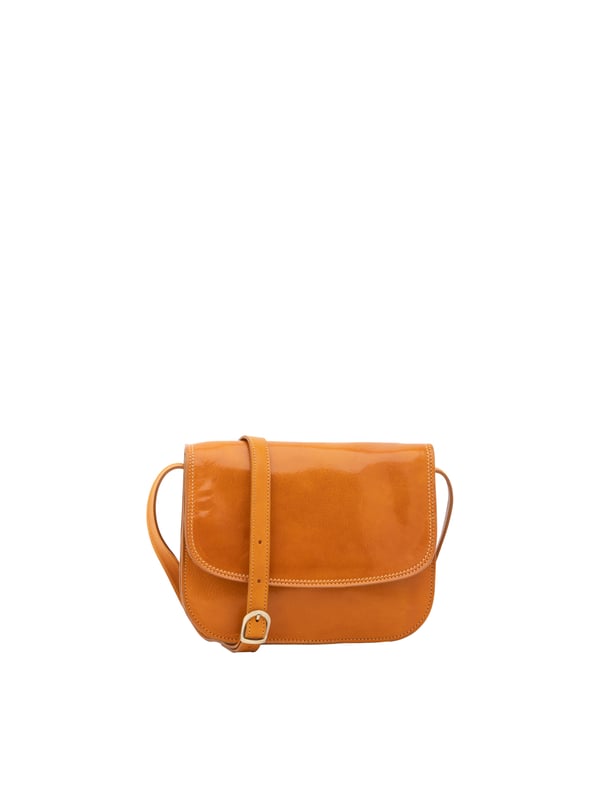 Bolso bandolera para mujer. El cierre es con imán. Los bolsillos internos son uno con cremallera. Los bolsillos externos son uno en la espalda con cremallera. La bandolera es ajustable en piel. Falta el mango. Hay tres compartimentos internos. El material exterior es auténtica piel de vacuno. Internamente está forrado en algodón. Medidas: 27x20x12 cm. Hecho en Italia