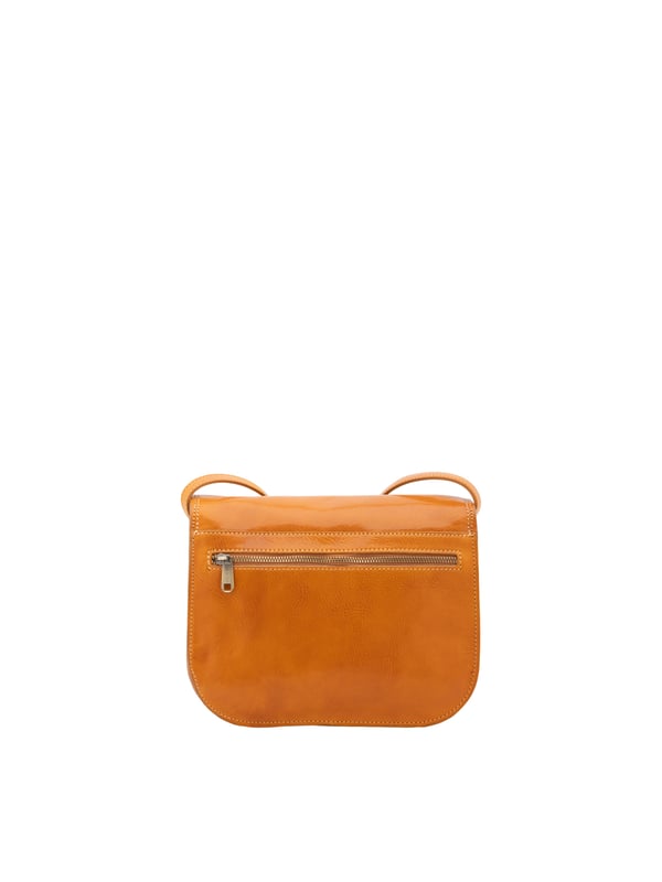 Bolso bandolera para mujer. El cierre es con imán. Los bolsillos internos son uno con cremallera. Los bolsillos externos son uno en la espalda con cremallera. La bandolera es ajustable en piel. Falta el mango. Hay tres compartimentos internos. El material exterior es auténtica piel de vacuno. Internamente está forrado en algodón. Medidas: 27x20x12 cm. Hecho en Italia