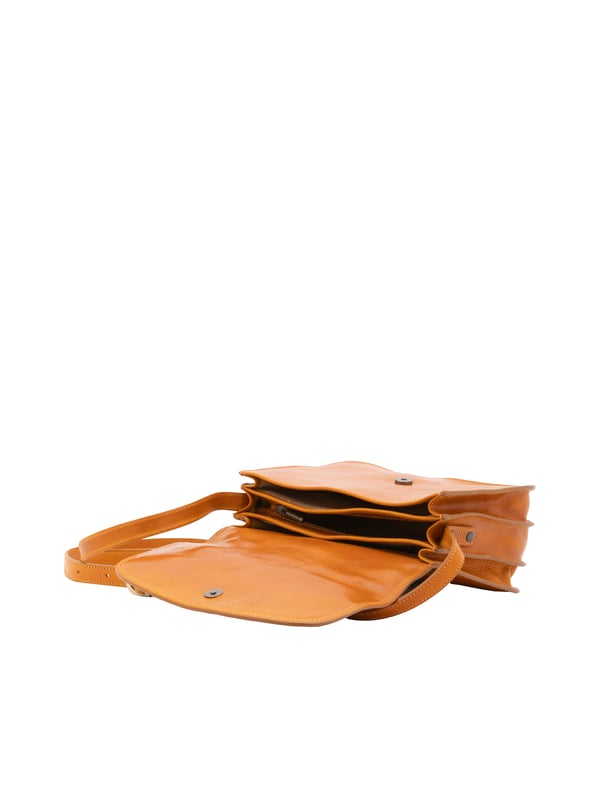 Bolso bandolera para mujer. El cierre es con imán. Los bolsillos internos son uno con cremallera. Los bolsillos externos son uno en la espalda con cremallera. La bandolera es ajustable en piel. Falta el mango. Hay tres compartimentos internos. El material exterior es auténtica piel de vacuno. Internamente está forrado en algodón. Medidas: 27x20x12 cm. Hecho en Italia