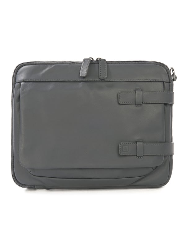 Unisex Crossbody tas met ritssluiting. twee open binnenzakken. afwezige externe zakken. verstelbare en afneembare lederen schouderband. ontbrekend handvat. een binnencompartiment.  extern materiaal. polyester binnenkant. Afmetingen: 27x22x5,5 cm. Modeproduct
