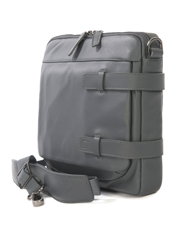 Unisex Crossbody tas met ritssluiting. twee open binnenzakken. afwezige externe zakken. verstelbare en afneembare lederen schouderband. ontbrekend handvat. een binnencompartiment.  extern materiaal. polyester binnenkant. Afmetingen: 27x22x5,5 cm. Modeproduct