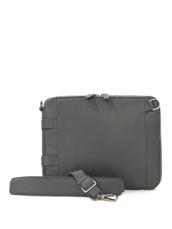 Unisex Crossbody tas met ritssluiting. twee open binnenzakken. afwezige externe zakken. verstelbare en afneembare lederen schouderband. ontbrekend handvat. een binnencompartiment.  extern materiaal. polyester binnenkant. Afmetingen: 27x22x5,5 cm. Modeproduct