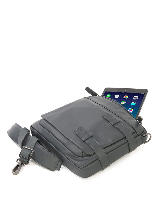 Unisex Crossbody tas met ritssluiting. twee open binnenzakken. afwezige externe zakken. verstelbare en afneembare lederen schouderband. ontbrekend handvat. een binnencompartiment.  extern materiaal. polyester binnenkant. Afmetingen: 27x22x5,5 cm. Modeproduct