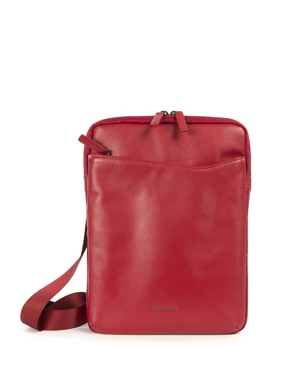 Bolso bandolera unisex. El cierre es con cremallera. Hay dos bolsillos internos abiertos. Los bolsillos externos son uno frontal con cremallera. La bandolera es ajustable en tela. Falta el mango. Hay un compartimento interno. El material exterior es 100% Piel Auténtica. Internamente es poliéster. Medidas: 23x30x4,5 cm. Producto de moda