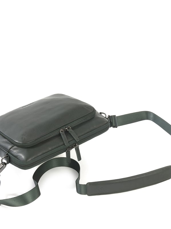 Unisex-Umhängetasche mit Reißverschluss. zwei offene Innentaschen. eine Vorderseite mit Außentaschen mit Reißverschluss. verstellbarer und abnehmbarer Schultergurt aus Leder. fehlender Griff. ein Innenfach.  Außenmaterial: Innenmaterial: Polyester. Maße: 36x26x10,5 cm. Modeprodukt