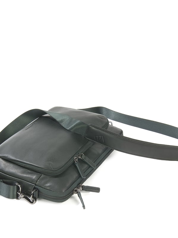Unisex-Umhängetasche mit Reißverschluss. zwei offene Innentaschen. eine Vorderseite mit Außentaschen mit Reißverschluss. verstellbarer und abnehmbarer Schultergurt aus Leder. fehlender Griff. ein Innenfach.  Außenmaterial: Innenmaterial: Polyester. Maße: 36x26x10,5 cm. Modeprodukt