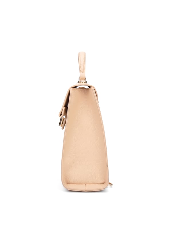 Diana&Co Mochila Mujer Mochila de mujer. El cierre es con giro. Los bolsillos internos son dos con cremallera y dos abiertos. Los bolsillos externos están ausentes. La correa para el hombro es ajustable y extraíble. El mango está fabricado en PU. Hay un compartimento interno. El material exterior es Cuero Vegano/Pu. Internamente no está forrado. Medidas: 26x25x13,5 cm. Producto de moda