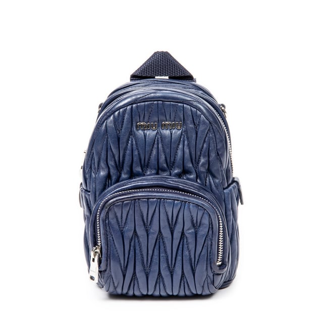 Miu Miu Taschen Mini Chain Backpack  Rucksack und Blau Kalbsleder und Silber hardware. Das Produkt ist auf in ausgezeichnetem Zustand (A).
  Abmessungen: 12x16x7 cm 
  Zubehör inklusive: None
  Innenhinweise: Slight scuffs on corners
  BrandCo Paris hat seltene Artikel und die besten Konditionen zu unglaublichen Preisen vorgestellt. Geduld lohnt sich! Kaufen Sie mit Vertrauen: Alle Artikel von BrandCo Paris sind von unserem Expertenteam ausgewählt und authentisch.
  Alle Artikel enthalten ein Echtheitszertifikat und wurden von BrandCo Paris übernommen.
  Tabelle zur Klassifizierung des Artikelzustands
  N (wie neu)
  AA (perfekter Zustand)
  A (ausgezeichneter Zustand)
  AB (sehr guter Zustand)
  B (gut/mittelmäßig)