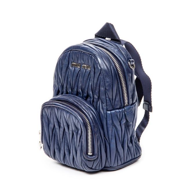 Miu Miu Taschen Mini Chain Backpack  Rucksack und Blau Kalbsleder und Silber hardware. Das Produkt ist auf in ausgezeichnetem Zustand (A).
  Abmessungen: 12x16x7 cm 
  Zubehör inklusive: None
  Innenhinweise: Slight scuffs on corners
  BrandCo Paris hat seltene Artikel und die besten Konditionen zu unglaublichen Preisen vorgestellt. Geduld lohnt sich! Kaufen Sie mit Vertrauen: Alle Artikel von BrandCo Paris sind von unserem Expertenteam ausgewählt und authentisch.
  Alle Artikel enthalten ein Echtheitszertifikat und wurden von BrandCo Paris übernommen.
  Tabelle zur Klassifizierung des Artikelzustands
  N (wie neu)
  AA (perfekter Zustand)
  A (ausgezeichneter Zustand)
  AB (sehr guter Zustand)
  B (gut/mittelmäßig)