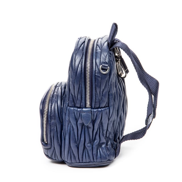 Miu Miu Taschen Mini Chain Backpack  Rucksack und Blau Kalbsleder und Silber hardware. Das Produkt ist auf in ausgezeichnetem Zustand (A).
  Abmessungen: 12x16x7 cm 
  Zubehör inklusive: None
  Innenhinweise: Slight scuffs on corners
  BrandCo Paris hat seltene Artikel und die besten Konditionen zu unglaublichen Preisen vorgestellt. Geduld lohnt sich! Kaufen Sie mit Vertrauen: Alle Artikel von BrandCo Paris sind von unserem Expertenteam ausgewählt und authentisch.
  Alle Artikel enthalten ein Echtheitszertifikat und wurden von BrandCo Paris übernommen.
  Tabelle zur Klassifizierung des Artikelzustands
  N (wie neu)
  AA (perfekter Zustand)
  A (ausgezeichneter Zustand)
  AB (sehr guter Zustand)
  B (gut/mittelmäßig)