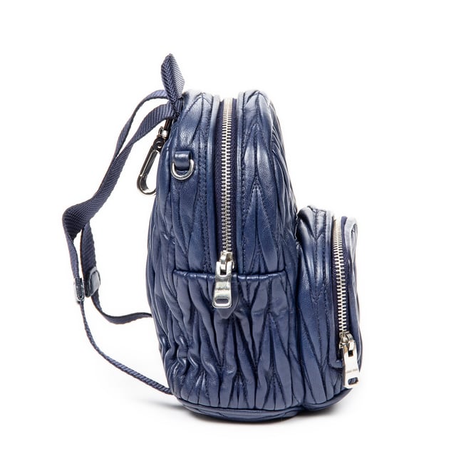 Miu Miu Taschen Mini Chain Backpack  Rucksack und Blau Kalbsleder und Silber hardware. Das Produkt ist auf in ausgezeichnetem Zustand (A).
  Abmessungen: 12x16x7 cm 
  Zubehör inklusive: None
  Innenhinweise: Slight scuffs on corners
  BrandCo Paris hat seltene Artikel und die besten Konditionen zu unglaublichen Preisen vorgestellt. Geduld lohnt sich! Kaufen Sie mit Vertrauen: Alle Artikel von BrandCo Paris sind von unserem Expertenteam ausgewählt und authentisch.
  Alle Artikel enthalten ein Echtheitszertifikat und wurden von BrandCo Paris übernommen.
  Tabelle zur Klassifizierung des Artikelzustands
  N (wie neu)
  AA (perfekter Zustand)
  A (ausgezeichneter Zustand)
  AB (sehr guter Zustand)
  B (gut/mittelmäßig)
