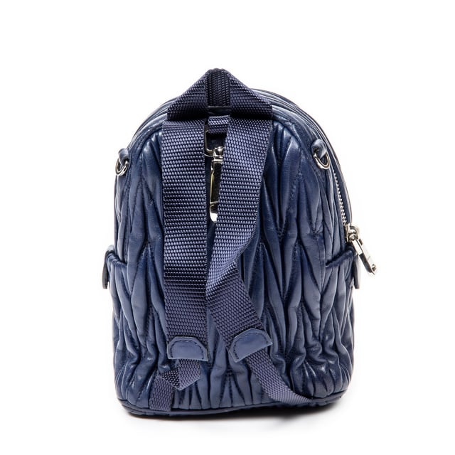 Miu Miu Taschen Mini Chain Backpack  Rucksack und Blau Kalbsleder und Silber hardware. Das Produkt ist auf in ausgezeichnetem Zustand (A).
  Abmessungen: 12x16x7 cm 
  Zubehör inklusive: None
  Innenhinweise: Slight scuffs on corners
  BrandCo Paris hat seltene Artikel und die besten Konditionen zu unglaublichen Preisen vorgestellt. Geduld lohnt sich! Kaufen Sie mit Vertrauen: Alle Artikel von BrandCo Paris sind von unserem Expertenteam ausgewählt und authentisch.
  Alle Artikel enthalten ein Echtheitszertifikat und wurden von BrandCo Paris übernommen.
  Tabelle zur Klassifizierung des Artikelzustands
  N (wie neu)
  AA (perfekter Zustand)
  A (ausgezeichneter Zustand)
  AB (sehr guter Zustand)
  B (gut/mittelmäßig)