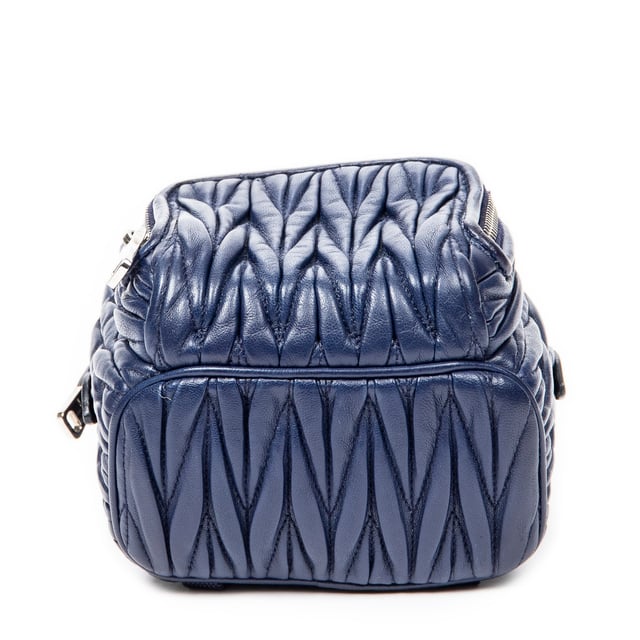 Miu Miu Taschen Mini Chain Backpack  Rucksack und Blau Kalbsleder und Silber hardware. Das Produkt ist auf in ausgezeichnetem Zustand (A).
  Abmessungen: 12x16x7 cm 
  Zubehör inklusive: None
  Innenhinweise: Slight scuffs on corners
  BrandCo Paris hat seltene Artikel und die besten Konditionen zu unglaublichen Preisen vorgestellt. Geduld lohnt sich! Kaufen Sie mit Vertrauen: Alle Artikel von BrandCo Paris sind von unserem Expertenteam ausgewählt und authentisch.
  Alle Artikel enthalten ein Echtheitszertifikat und wurden von BrandCo Paris übernommen.
  Tabelle zur Klassifizierung des Artikelzustands
  N (wie neu)
  AA (perfekter Zustand)
  A (ausgezeichneter Zustand)
  AB (sehr guter Zustand)
  B (gut/mittelmäßig)