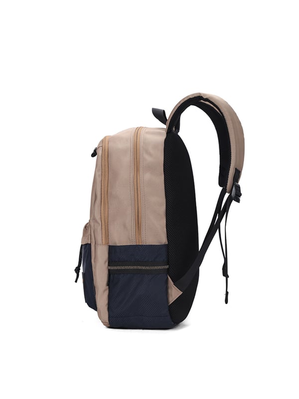 Mochila unisex. El cierre es con cremallera. Los bolsillos internos son bolsillos multifuncionales. Hay tres bolsillos externos con cremallera y uno lateral. La bandolera es ajustable en tela. El mango está fabricado en nailon. Hay tres compartimentos internos. El material exterior es poliéster. Internamente está forrado en poliéster. Medidas: 30x14,5x44 cm. Producto de moda