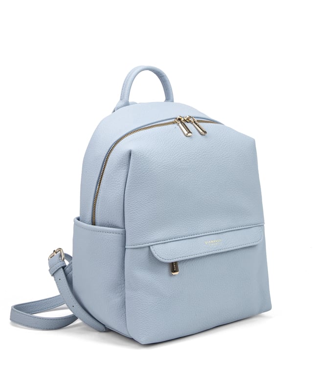 Mochila de mujer. El cierre es con cremallera. Los bolsillos internos son uno con cremallera y otro abierto. Los bolsillos externos son uno delantero con cremallera y otro trasero con cremallera. Falta la correa para el hombro. El mango está fabricado en PU. Hay un compartimento interno. El material exterior es Cuero Vegano/Pu. Internamente no está forrado. Medidas: 22x33x12 cm. Producto de moda