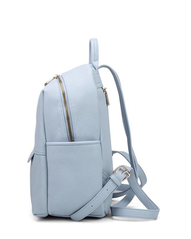Mochila de mujer. El cierre es con cremallera. Los bolsillos internos son uno con cremallera y otro abierto. Los bolsillos externos son uno delantero con cremallera y otro trasero con cremallera. Falta la correa para el hombro. El mango está fabricado en PU. Hay un compartimento interno. El material exterior es Cuero Vegano/Pu. Internamente no está forrado. Medidas: 22x33x12 cm. Producto de moda