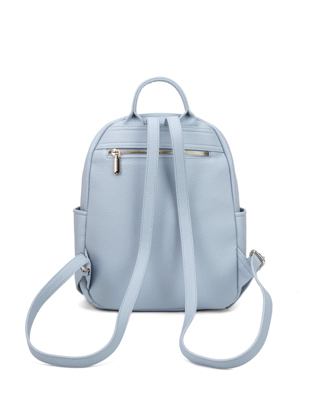 Mochila de mujer. El cierre es con cremallera. Los bolsillos internos son uno con cremallera y otro abierto. Los bolsillos externos son uno delantero con cremallera y otro trasero con cremallera. Falta la correa para el hombro. El mango está fabricado en PU. Hay un compartimento interno. El material exterior es Cuero Vegano/Pu. Internamente no está forrado. Medidas: 22x33x12 cm. Producto de moda