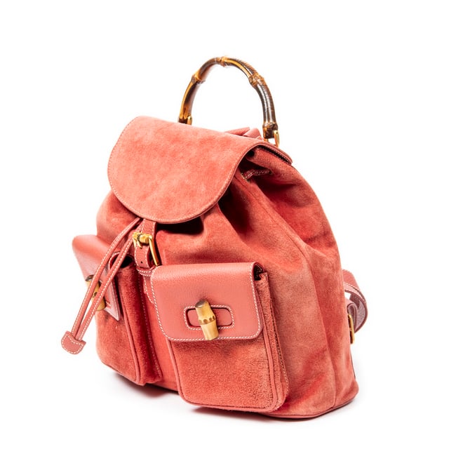 Large Bamboo Backpack Rugzak Gucci Tassen Large Bamboo Backpack Rugzak in de Rood Kalfsleer in de Goud hardware. Het product is in In Zeer Goede Staat (AB).
Afmetingen: 30.5x30x10 cm
Inclusief accessoires: None
BrandCo Paris vindt zeldzame artikelen in de beste staat voor ongelooflijke prijzen. Het is de moeite waard om geduldig te zijn! Koop met vertrouwen: alle artikelen van BrandCo Paris worden zorgvuldig geselecteerd en geverifieerd door ons team van experts.
Alle artikelen worden geleverd met een certificaat van echtheid en verpakt door BrandCo Paris.
Classificatietabel voor de conditie van het artikel:
N (als nieuw)
AA (perfecte staat)
A (uitstekende staat)
AB (zeer goede staat)
B (goede/redelijke staat)