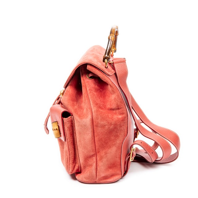Large Bamboo Backpack Rugzak Gucci Tassen Large Bamboo Backpack Rugzak in de Rood Kalfsleer in de Goud hardware. Het product is in In Zeer Goede Staat (AB).
Afmetingen: 30.5x30x10 cm
Inclusief accessoires: None
BrandCo Paris vindt zeldzame artikelen in de beste staat voor ongelooflijke prijzen. Het is de moeite waard om geduldig te zijn! Koop met vertrouwen: alle artikelen van BrandCo Paris worden zorgvuldig geselecteerd en geverifieerd door ons team van experts.
Alle artikelen worden geleverd met een certificaat van echtheid en verpakt door BrandCo Paris.
Classificatietabel voor de conditie van het artikel:
N (als nieuw)
AA (perfecte staat)
A (uitstekende staat)
AB (zeer goede staat)
B (goede/redelijke staat)