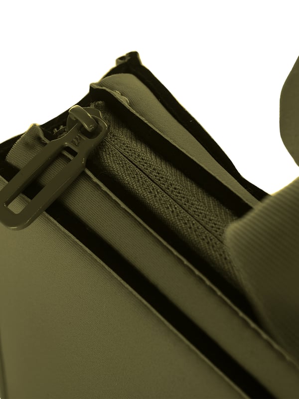 Tucano Mochila Unisexo Mochila unisex. El cierre es con cremallera. Los bolsillos internos son uno con cremallera. Los bolsillos externos son uno frontal con cremallera. Falta la correa para el hombro. El mango es de Neopreno. Hay un compartimento interno. El material exterior es neopreno. Internamente es poliéster. Medidas: 25x35x10 cm. Producto de moda