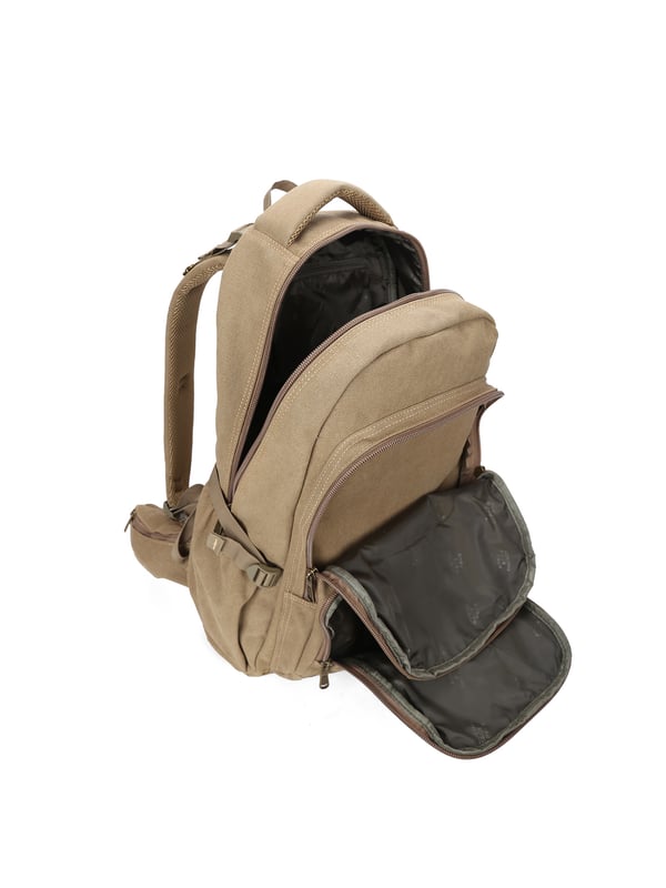 Aoking Mochila Unisexo Mochila unisex. El cierre es con cremallera. Los bolsillos internos son bolsillos multifuncionales. Hay tres bolsillos externos con cremallera y dos laterales abiertos. Falta la correa para el hombro. El asa es de tela. Hay un compartimento interno. El material exterior es poliéster. Internamente está forrado en poliéster. Medidas: 55x34x16 cm. Producto de moda