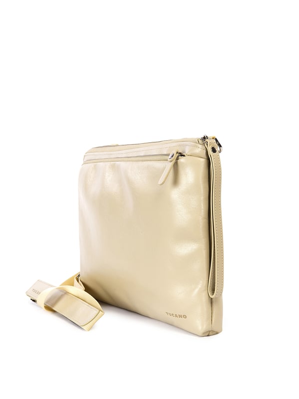 Unisex clutch tas met ritssluiting. twee open binnenzakken. één voorkant met ritssluiting en één achterkant met externe zakken met rits. verstelbare en afneembare lederen schouderband. ontbrekend handvat. een binnencompartiment.  extern materiaal. polyester binnenkant. Afmetingen: 32x23x5,5 cm. Modeproduct