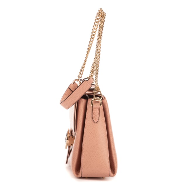 Gucci Interlocking G en Rosa Piel de becerro Gucci Bolsas Interlocking G Bolso bandolera en Rosa Piel de becerro y Oro hardware. El producto está en en Perfectas Condiciones (AA).
Dimensiones: 43x34x18 cm
Accesorios incluidos: Dustbag
BrandCo Paris encuentra artículos raros y en las mejores condiciones a precios increíbles. ¡Vale la pena tener paciencia! Compra con confianza: todos los artículos de BrandCo Paris son seleccionados y autenticados cuidadosamente por nuestro equipo de expertos.
Todos los artículos vienen con un certificado de autenticidad y un embalaje entregado por BrandCo Paris.
Tabla de clasificación de la condición del artículo
N (como nuevo)
AA (perfecto estado)
A (excelente estado)
AB (muy buen estado)
B (bueno/regular)