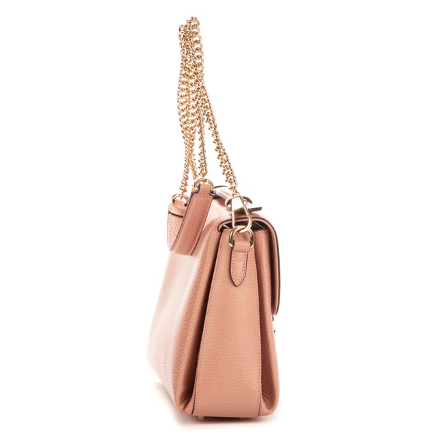 Gucci Interlocking G en Rosa Piel de becerro Gucci Bolsas Interlocking G Bolso bandolera en Rosa Piel de becerro y Oro hardware. El producto está en en Perfectas Condiciones (AA).
Dimensiones: 43x34x18 cm
Accesorios incluidos: Dustbag
BrandCo Paris encuentra artículos raros y en las mejores condiciones a precios increíbles. ¡Vale la pena tener paciencia! Compra con confianza: todos los artículos de BrandCo Paris son seleccionados y autenticados cuidadosamente por nuestro equipo de expertos.
Todos los artículos vienen con un certificado de autenticidad y un embalaje entregado por BrandCo Paris.
Tabla de clasificación de la condición del artículo
N (como nuevo)
AA (perfecto estado)
A (excelente estado)
AB (muy buen estado)
B (bueno/regular)