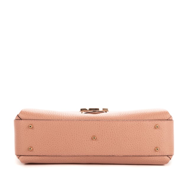 Gucci Interlocking G en Rosa Piel de becerro Gucci Bolsas Interlocking G Bolso bandolera en Rosa Piel de becerro y Oro hardware. El producto está en en Perfectas Condiciones (AA).
Dimensiones: 43x34x18 cm
Accesorios incluidos: Dustbag
BrandCo Paris encuentra artículos raros y en las mejores condiciones a precios increíbles. ¡Vale la pena tener paciencia! Compra con confianza: todos los artículos de BrandCo Paris son seleccionados y autenticados cuidadosamente por nuestro equipo de expertos.
Todos los artículos vienen con un certificado de autenticidad y un embalaje entregado por BrandCo Paris.
Tabla de clasificación de la condición del artículo
N (como nuevo)
AA (perfecto estado)
A (excelente estado)
AB (muy buen estado)
B (bueno/regular)