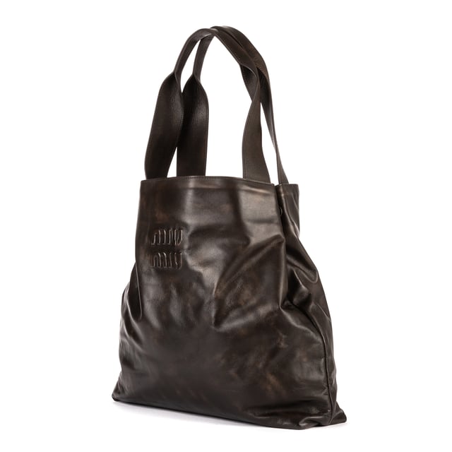 Miu Miu Bolsas Tote  Bolso bandolera en Marrón oscuro Piel de becerro y Oro hardware. El producto está en en Perfectas Condiciones (AA).
  Dimensiones: 37.5x36x10 cm 
  Accesorios incluidos: Dustbag
    
  BrandCo Paris encuentra artículos raros y en las mejores condiciones a precios increíbles. ¡Vale la pena tener paciencia! Compra con confianza: todos los artículos de BrandCo Paris son seleccionados y autenticados cuidadosamente por nuestro equipo de expertos.
  Todos los artículos vienen con un certificado de autenticidad y un embalaje entregado por BrandCo Paris.
  Tabla de clasificación de la condición del artículo
  N (como nuevo)
  AA (perfecto estado)
  A (excelente estado)
  AB (muy buen estado)
  B (bueno/regular)