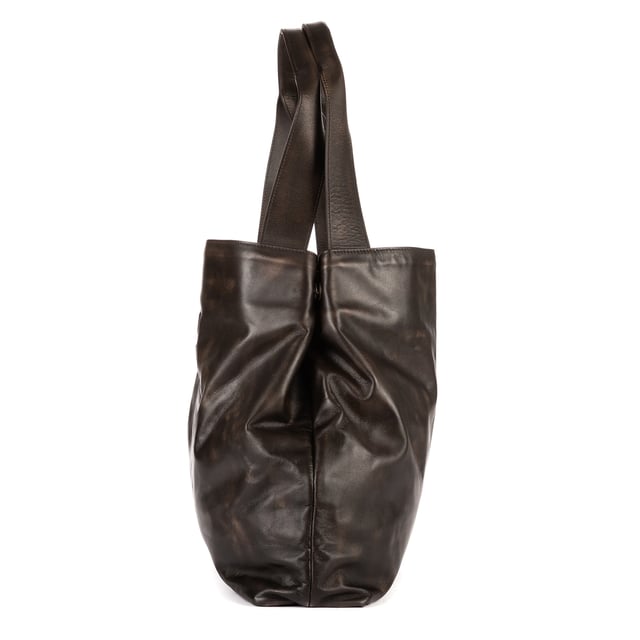Miu Miu Bolsas Tote  Bolso bandolera en Marrón oscuro Piel de becerro y Oro hardware. El producto está en en Perfectas Condiciones (AA).
  Dimensiones: 37.5x36x10 cm 
  Accesorios incluidos: Dustbag
    
  BrandCo Paris encuentra artículos raros y en las mejores condiciones a precios increíbles. ¡Vale la pena tener paciencia! Compra con confianza: todos los artículos de BrandCo Paris son seleccionados y autenticados cuidadosamente por nuestro equipo de expertos.
  Todos los artículos vienen con un certificado de autenticidad y un embalaje entregado por BrandCo Paris.
  Tabla de clasificación de la condición del artículo
  N (como nuevo)
  AA (perfecto estado)
  A (excelente estado)
  AB (muy buen estado)
  B (bueno/regular)