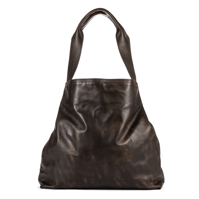 Miu Miu Bolsas Tote  Bolso bandolera en Marrón oscuro Piel de becerro y Oro hardware. El producto está en en Perfectas Condiciones (AA).
  Dimensiones: 37.5x36x10 cm 
  Accesorios incluidos: Dustbag
    
  BrandCo Paris encuentra artículos raros y en las mejores condiciones a precios increíbles. ¡Vale la pena tener paciencia! Compra con confianza: todos los artículos de BrandCo Paris son seleccionados y autenticados cuidadosamente por nuestro equipo de expertos.
  Todos los artículos vienen con un certificado de autenticidad y un embalaje entregado por BrandCo Paris.
  Tabla de clasificación de la condición del artículo
  N (como nuevo)
  AA (perfecto estado)
  A (excelente estado)
  AB (muy buen estado)
  B (bueno/regular)