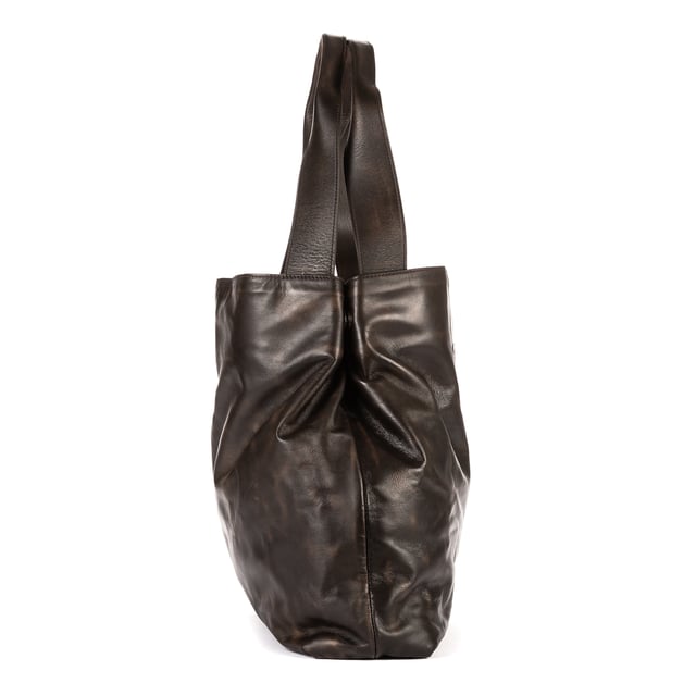 Miu Miu Bolsas Tote  Bolso bandolera en Marrón oscuro Piel de becerro y Oro hardware. El producto está en en Perfectas Condiciones (AA).
  Dimensiones: 37.5x36x10 cm 
  Accesorios incluidos: Dustbag
    
  BrandCo Paris encuentra artículos raros y en las mejores condiciones a precios increíbles. ¡Vale la pena tener paciencia! Compra con confianza: todos los artículos de BrandCo Paris son seleccionados y autenticados cuidadosamente por nuestro equipo de expertos.
  Todos los artículos vienen con un certificado de autenticidad y un embalaje entregado por BrandCo Paris.
  Tabla de clasificación de la condición del artículo
  N (como nuevo)
  AA (perfecto estado)
  A (excelente estado)
  AB (muy buen estado)
  B (bueno/regular)