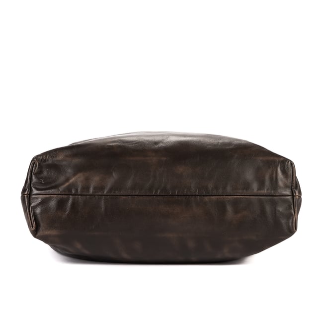 Miu Miu Bolsas Tote  Bolso bandolera en Marrón oscuro Piel de becerro y Oro hardware. El producto está en en Perfectas Condiciones (AA).
  Dimensiones: 37.5x36x10 cm 
  Accesorios incluidos: Dustbag
    
  BrandCo Paris encuentra artículos raros y en las mejores condiciones a precios increíbles. ¡Vale la pena tener paciencia! Compra con confianza: todos los artículos de BrandCo Paris son seleccionados y autenticados cuidadosamente por nuestro equipo de expertos.
  Todos los artículos vienen con un certificado de autenticidad y un embalaje entregado por BrandCo Paris.
  Tabla de clasificación de la condición del artículo
  N (como nuevo)
  AA (perfecto estado)
  A (excelente estado)
  AB (muy buen estado)
  B (bueno/regular)