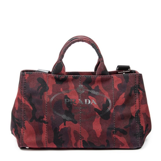 Large Canapa Tote Umhängetasche Prada Taschen Large Canapa Tote Umhängetasche und Rot/Schwarz Leinwand und Silber hardware. Das Produkt ist auf in ausgezeichnetem Zustand (A).
Abmessungen: 40x24x25 cm
Zubehör inklusive: Slightly worn
Innenhinweise: Slight dirtmarks
BrandCo Paris hat seltene Artikel und die besten Konditionen zu unglaublichen Preisen vorgestellt. Geduld lohnt sich! Kaufen Sie mit Vertrauen: Alle Artikel von BrandCo Paris sind von unserem Expertenteam ausgewählt und authentisch.
Alle Artikel enthalten ein Echtheitszertifikat und wurden von BrandCo Paris übernommen.
Tabelle zur Klassifizierung des Artikelzustands
N (wie neu)
AA (perfekter Zustand)
A (ausgezeichneter Zustand)
AB (sehr guter Zustand)
B (gut/mittelmäßig)