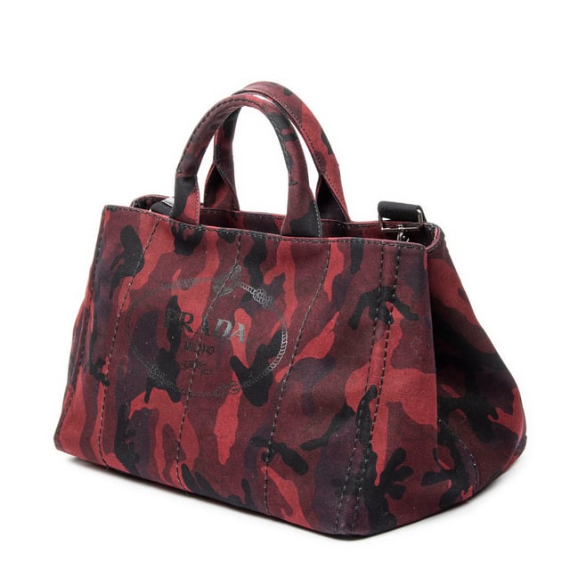Large Canapa Tote Umhängetasche Prada Taschen Large Canapa Tote Umhängetasche und Rot/Schwarz Leinwand und Silber hardware. Das Produkt ist auf in ausgezeichnetem Zustand (A).
Abmessungen: 40x24x25 cm
Zubehör inklusive: Slightly worn
Innenhinweise: Slight dirtmarks
BrandCo Paris hat seltene Artikel und die besten Konditionen zu unglaublichen Preisen vorgestellt. Geduld lohnt sich! Kaufen Sie mit Vertrauen: Alle Artikel von BrandCo Paris sind von unserem Expertenteam ausgewählt und authentisch.
Alle Artikel enthalten ein Echtheitszertifikat und wurden von BrandCo Paris übernommen.
Tabelle zur Klassifizierung des Artikelzustands
N (wie neu)
AA (perfekter Zustand)
A (ausgezeichneter Zustand)
AB (sehr guter Zustand)
B (gut/mittelmäßig)