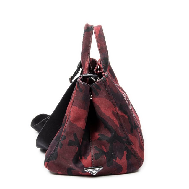 Large Canapa Tote Umhängetasche Prada Taschen Large Canapa Tote Umhängetasche und Rot/Schwarz Leinwand und Silber hardware. Das Produkt ist auf in ausgezeichnetem Zustand (A).
Abmessungen: 40x24x25 cm
Zubehör inklusive: Slightly worn
Innenhinweise: Slight dirtmarks
BrandCo Paris hat seltene Artikel und die besten Konditionen zu unglaublichen Preisen vorgestellt. Geduld lohnt sich! Kaufen Sie mit Vertrauen: Alle Artikel von BrandCo Paris sind von unserem Expertenteam ausgewählt und authentisch.
Alle Artikel enthalten ein Echtheitszertifikat und wurden von BrandCo Paris übernommen.
Tabelle zur Klassifizierung des Artikelzustands
N (wie neu)
AA (perfekter Zustand)
A (ausgezeichneter Zustand)
AB (sehr guter Zustand)
B (gut/mittelmäßig)