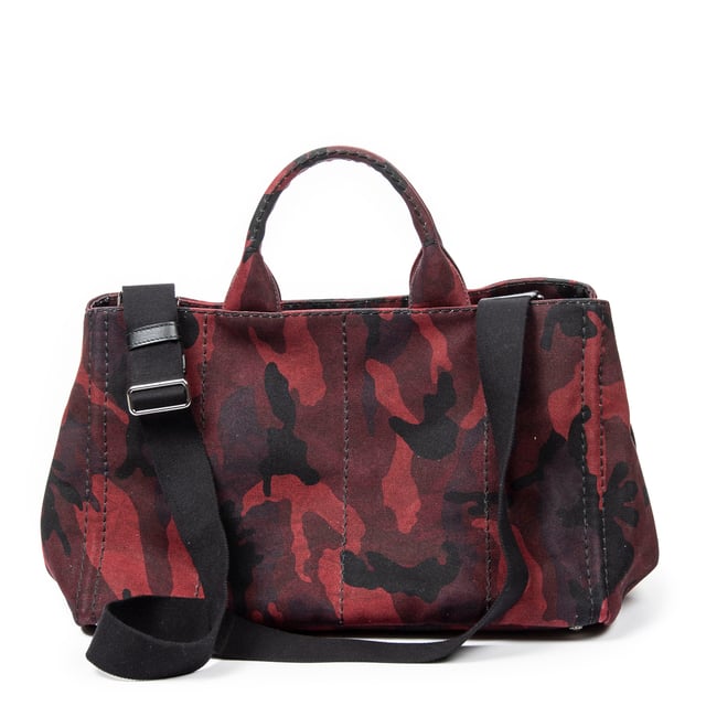 Large Canapa Tote Umhängetasche Prada Taschen Large Canapa Tote Umhängetasche und Rot/Schwarz Leinwand und Silber hardware. Das Produkt ist auf in ausgezeichnetem Zustand (A).
Abmessungen: 40x24x25 cm
Zubehör inklusive: Slightly worn
Innenhinweise: Slight dirtmarks
BrandCo Paris hat seltene Artikel und die besten Konditionen zu unglaublichen Preisen vorgestellt. Geduld lohnt sich! Kaufen Sie mit Vertrauen: Alle Artikel von BrandCo Paris sind von unserem Expertenteam ausgewählt und authentisch.
Alle Artikel enthalten ein Echtheitszertifikat und wurden von BrandCo Paris übernommen.
Tabelle zur Klassifizierung des Artikelzustands
N (wie neu)
AA (perfekter Zustand)
A (ausgezeichneter Zustand)
AB (sehr guter Zustand)
B (gut/mittelmäßig)
