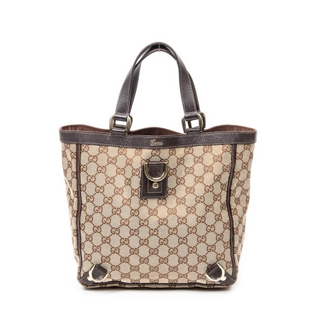 Small Abbey D-Ring Tote Schoudertas Gucci Tassen Small Abbey D-Ring Tote Schoudertas in de Beige/Bruin Doek in de Goud hardware. Het product is in In Uitstekende Staat (A).
Afmetingen: 27x26x10 cm
Inclusief accessoires: None
BrandCo Paris vindt zeldzame artikelen in de beste staat voor ongelooflijke prijzen. Het is de moeite waard om geduldig te zijn! Koop met vertrouwen: alle artikelen van BrandCo Paris worden zorgvuldig geselecteerd en geverifieerd door ons team van experts.
Alle artikelen worden geleverd met een certificaat van echtheid en verpakt door BrandCo Paris.
Classificatietabel voor de conditie van het artikel:
N (als nieuw)
AA (perfecte staat)
A (uitstekende staat)
AB (zeer goede staat)
B (goede/redelijke staat)