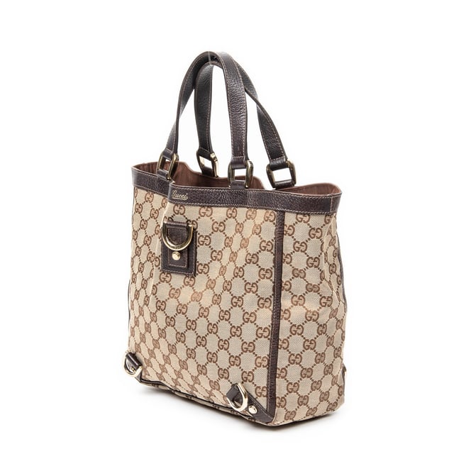Small Abbey D-Ring Tote Schoudertas Gucci Tassen Small Abbey D-Ring Tote Schoudertas in de Beige/Bruin Doek in de Goud hardware. Het product is in In Uitstekende Staat (A).
Afmetingen: 27x26x10 cm
Inclusief accessoires: None
BrandCo Paris vindt zeldzame artikelen in de beste staat voor ongelooflijke prijzen. Het is de moeite waard om geduldig te zijn! Koop met vertrouwen: alle artikelen van BrandCo Paris worden zorgvuldig geselecteerd en geverifieerd door ons team van experts.
Alle artikelen worden geleverd met een certificaat van echtheid en verpakt door BrandCo Paris.
Classificatietabel voor de conditie van het artikel:
N (als nieuw)
AA (perfecte staat)
A (uitstekende staat)
AB (zeer goede staat)
B (goede/redelijke staat)