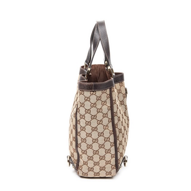Small Abbey D-Ring Tote Schoudertas Gucci Tassen Small Abbey D-Ring Tote Schoudertas in de Beige/Bruin Doek in de Goud hardware. Het product is in In Uitstekende Staat (A).
Afmetingen: 27x26x10 cm
Inclusief accessoires: None
BrandCo Paris vindt zeldzame artikelen in de beste staat voor ongelooflijke prijzen. Het is de moeite waard om geduldig te zijn! Koop met vertrouwen: alle artikelen van BrandCo Paris worden zorgvuldig geselecteerd en geverifieerd door ons team van experts.
Alle artikelen worden geleverd met een certificaat van echtheid en verpakt door BrandCo Paris.
Classificatietabel voor de conditie van het artikel:
N (als nieuw)
AA (perfecte staat)
A (uitstekende staat)
AB (zeer goede staat)
B (goede/redelijke staat)