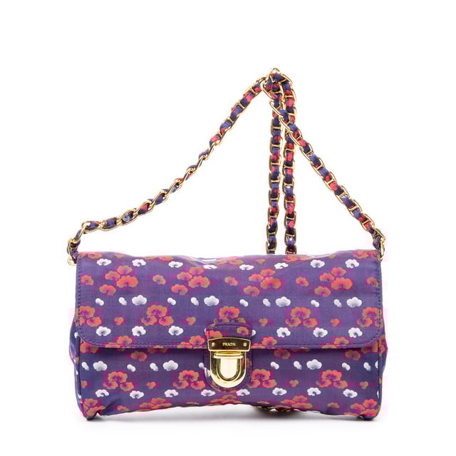 Push Lock Chain Flap Clutch Umhängetasche Prada Taschen Push Lock Chain Flap Clutch Umhängetasche und Lila Leinwand und Gold hardware. Das Produkt ist auf in ausgezeichnetem Zustand (A).
Abmessungen: 24x15x3 cm
Zubehör inklusive: None
BrandCo Paris hat seltene Artikel und die besten Konditionen zu unglaublichen Preisen vorgestellt. Geduld lohnt sich! Kaufen Sie mit Vertrauen: Alle Artikel von BrandCo Paris sind von unserem Expertenteam ausgewählt und authentisch.
Alle Artikel enthalten ein Echtheitszertifikat und wurden von BrandCo Paris übernommen.
Tabelle zur Klassifizierung des Artikelzustands
N (wie neu)
AA (perfekter Zustand)
A (ausgezeichneter Zustand)
AB (sehr guter Zustand)
B (gut/mittelmäßig)
