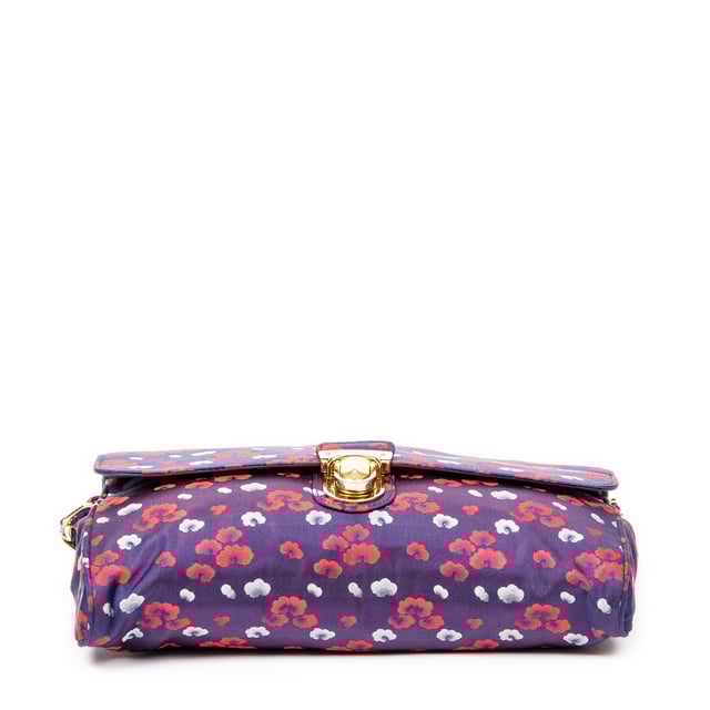 Push Lock Chain Flap Clutch Umhängetasche Prada Taschen Push Lock Chain Flap Clutch Umhängetasche und Lila Leinwand und Gold hardware. Das Produkt ist auf in ausgezeichnetem Zustand (A).
Abmessungen: 24x15x3 cm
Zubehör inklusive: None
BrandCo Paris hat seltene Artikel und die besten Konditionen zu unglaublichen Preisen vorgestellt. Geduld lohnt sich! Kaufen Sie mit Vertrauen: Alle Artikel von BrandCo Paris sind von unserem Expertenteam ausgewählt und authentisch.
Alle Artikel enthalten ein Echtheitszertifikat und wurden von BrandCo Paris übernommen.
Tabelle zur Klassifizierung des Artikelzustands
N (wie neu)
AA (perfekter Zustand)
A (ausgezeichneter Zustand)
AB (sehr guter Zustand)
B (gut/mittelmäßig)