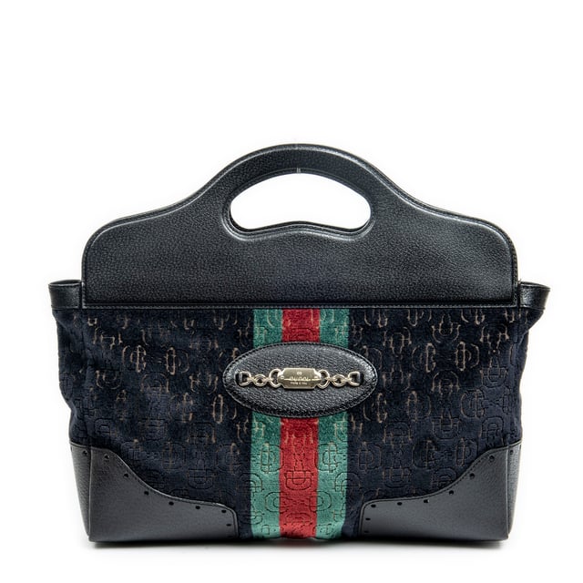 Gucci Tassen Medium Web Punch Top Handle  Schoudertas in de Zwart Doek in de Goud  hardware. Het product is in In Uitstekende Staat (A).
  Afmetingen: 36.5x22x17.5 cm 
  Inclusief accessoires: None
      Conditie Notes: slight scuffs on bottom corners and upper leather
  BrandCo Paris vindt zeldzame artikelen in de beste staat voor ongelooflijke prijzen. Het is de moeite waard om geduldig te zijn! Koop met vertrouwen: alle artikelen van BrandCo Paris worden zorgvuldig geselecteerd en geverifieerd door ons team van experts.

  Alle artikelen worden geleverd met een certificaat van echtheid en verpakt door BrandCo Paris.

  Classificatietabel voor de conditie van het artikel:

  N (als nieuw)
  AA (perfecte staat)
  A (uitstekende staat)
  AB (zeer goede staat)
  B (goede/redelijke staat)