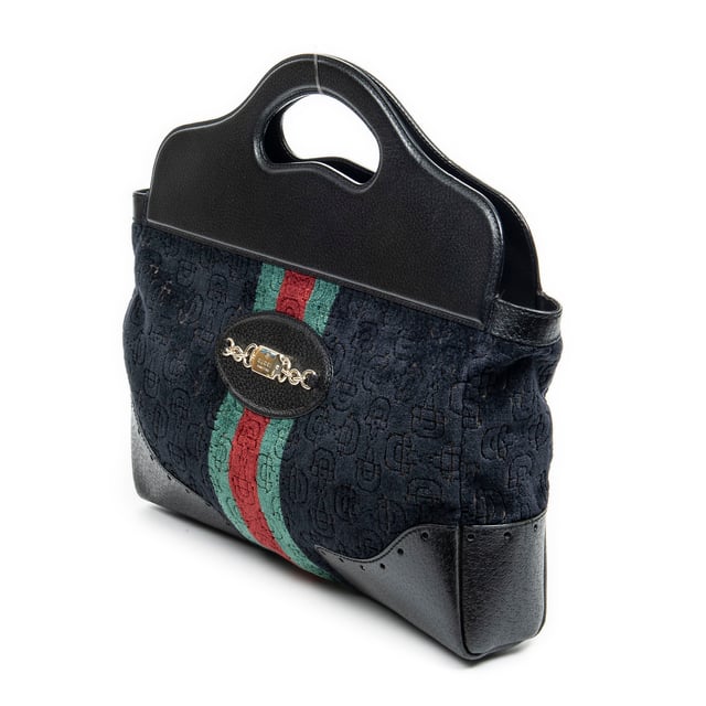 Gucci Tassen Medium Web Punch Top Handle  Schoudertas in de Zwart Doek in de Goud  hardware. Het product is in In Uitstekende Staat (A).
  Afmetingen: 36.5x22x17.5 cm 
  Inclusief accessoires: None
      Conditie Notes: slight scuffs on bottom corners and upper leather
  BrandCo Paris vindt zeldzame artikelen in de beste staat voor ongelooflijke prijzen. Het is de moeite waard om geduldig te zijn! Koop met vertrouwen: alle artikelen van BrandCo Paris worden zorgvuldig geselecteerd en geverifieerd door ons team van experts.

  Alle artikelen worden geleverd met een certificaat van echtheid en verpakt door BrandCo Paris.

  Classificatietabel voor de conditie van het artikel:

  N (als nieuw)
  AA (perfecte staat)
  A (uitstekende staat)
  AB (zeer goede staat)
  B (goede/redelijke staat)
