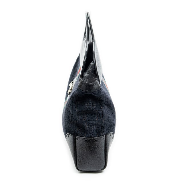 Gucci Tassen Medium Web Punch Top Handle  Schoudertas in de Zwart Doek in de Goud  hardware. Het product is in In Uitstekende Staat (A).
  Afmetingen: 36.5x22x17.5 cm 
  Inclusief accessoires: None
      Conditie Notes: slight scuffs on bottom corners and upper leather
  BrandCo Paris vindt zeldzame artikelen in de beste staat voor ongelooflijke prijzen. Het is de moeite waard om geduldig te zijn! Koop met vertrouwen: alle artikelen van BrandCo Paris worden zorgvuldig geselecteerd en geverifieerd door ons team van experts.

  Alle artikelen worden geleverd met een certificaat van echtheid en verpakt door BrandCo Paris.

  Classificatietabel voor de conditie van het artikel:

  N (als nieuw)
  AA (perfecte staat)
  A (uitstekende staat)
  AB (zeer goede staat)
  B (goede/redelijke staat)