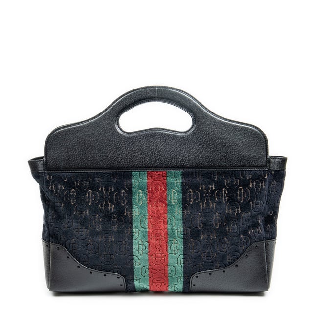 Gucci Tassen Medium Web Punch Top Handle  Schoudertas in de Zwart Doek in de Goud  hardware. Het product is in In Uitstekende Staat (A).
  Afmetingen: 36.5x22x17.5 cm 
  Inclusief accessoires: None
      Conditie Notes: slight scuffs on bottom corners and upper leather
  BrandCo Paris vindt zeldzame artikelen in de beste staat voor ongelooflijke prijzen. Het is de moeite waard om geduldig te zijn! Koop met vertrouwen: alle artikelen van BrandCo Paris worden zorgvuldig geselecteerd en geverifieerd door ons team van experts.

  Alle artikelen worden geleverd met een certificaat van echtheid en verpakt door BrandCo Paris.

  Classificatietabel voor de conditie van het artikel:

  N (als nieuw)
  AA (perfecte staat)
  A (uitstekende staat)
  AB (zeer goede staat)
  B (goede/redelijke staat)