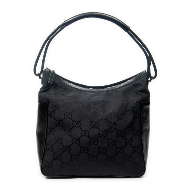 Gucci Bolsas Zip Shoulder Hobo  Bolso bandolera en Negro Lienzo y Plata hardware. El producto está en en Excelentes Condiciones (A).
  Dimensiones: 26x23.5x9.5 cm 
  Accesorios incluidos: None
    
  BrandCo Paris encuentra artículos raros y en las mejores condiciones a precios increíbles. ¡Vale la pena tener paciencia! Compra con confianza: todos los artículos de BrandCo Paris son seleccionados y autenticados cuidadosamente por nuestro equipo de expertos.
  Todos los artículos vienen con un certificado de autenticidad y un embalaje entregado por BrandCo Paris.
  Tabla de clasificación de la condición del artículo
  N (como nuevo)
  AA (perfecto estado)
  A (excelente estado)
  AB (muy buen estado)
  B (bueno/regular)