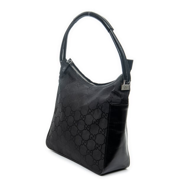 Gucci Bolsas Zip Shoulder Hobo  Bolso bandolera en Negro Lienzo y Plata hardware. El producto está en en Excelentes Condiciones (A).
  Dimensiones: 26x23.5x9.5 cm 
  Accesorios incluidos: None
    
  BrandCo Paris encuentra artículos raros y en las mejores condiciones a precios increíbles. ¡Vale la pena tener paciencia! Compra con confianza: todos los artículos de BrandCo Paris son seleccionados y autenticados cuidadosamente por nuestro equipo de expertos.
  Todos los artículos vienen con un certificado de autenticidad y un embalaje entregado por BrandCo Paris.
  Tabla de clasificación de la condición del artículo
  N (como nuevo)
  AA (perfecto estado)
  A (excelente estado)
  AB (muy buen estado)
  B (bueno/regular)